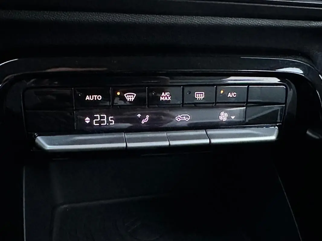 Panneau de commande de climatisation automatique de la Citroën C3 noire, affichage digital à 23,5°C.