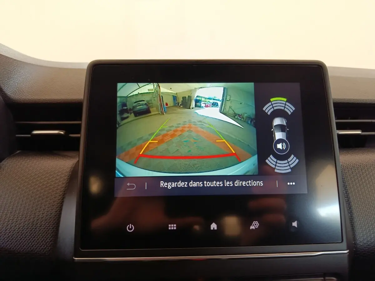 Écran tactile intérieur de la Renault Clio Business Blue dCi 100 montrant la caméra de recul et l’aide au stationnement.