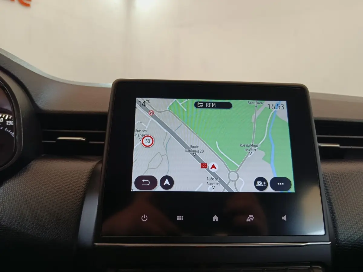 Écran tactile central affichant la navigation 3D dans l’habitacle d’une Renault Clio Business Blue dCi 100 blanche.
