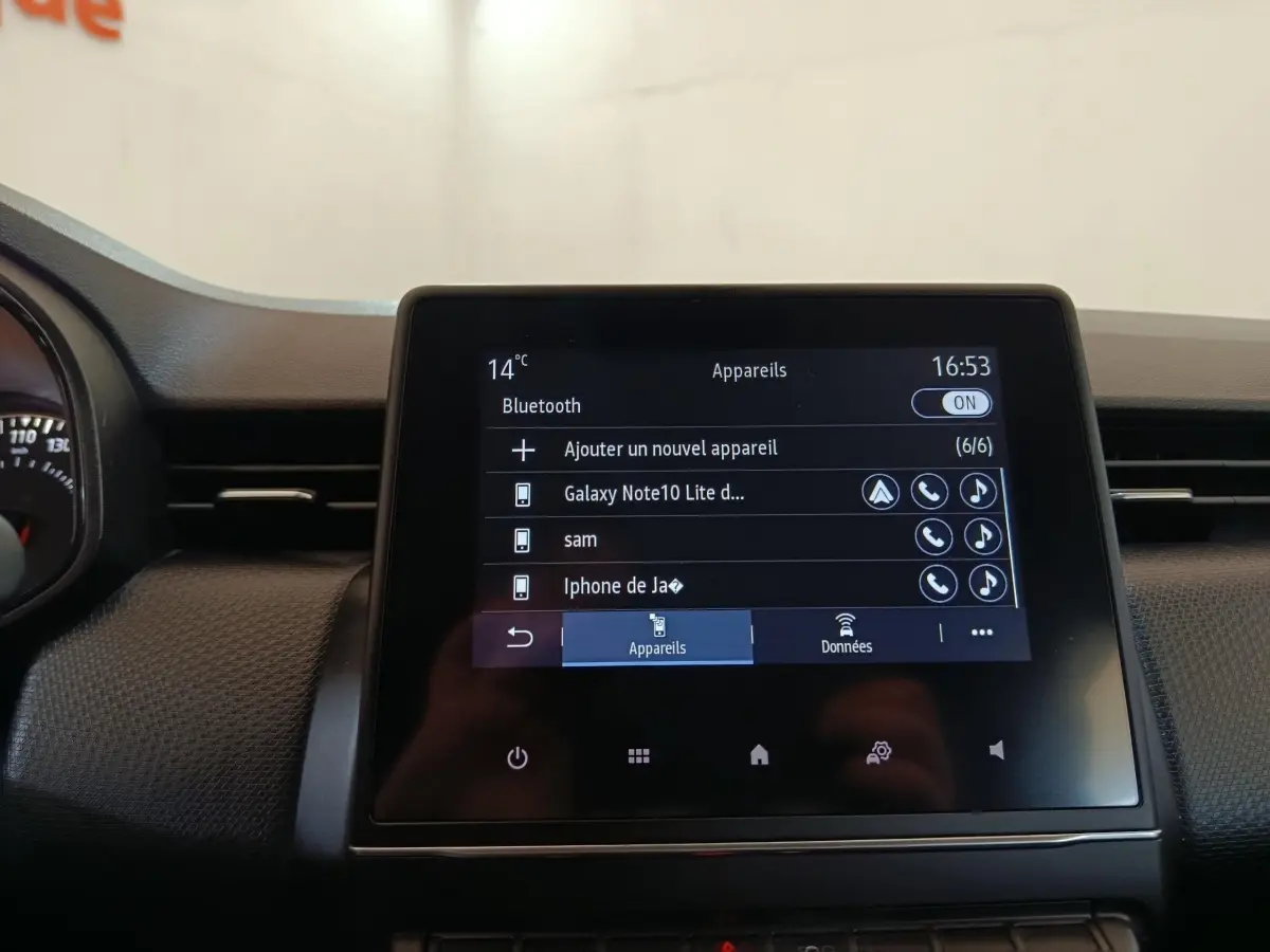 Écran tactile central de la Renault Clio Business Blue dCi 100 2022 affichant le menu Bluetooth en intérieur.