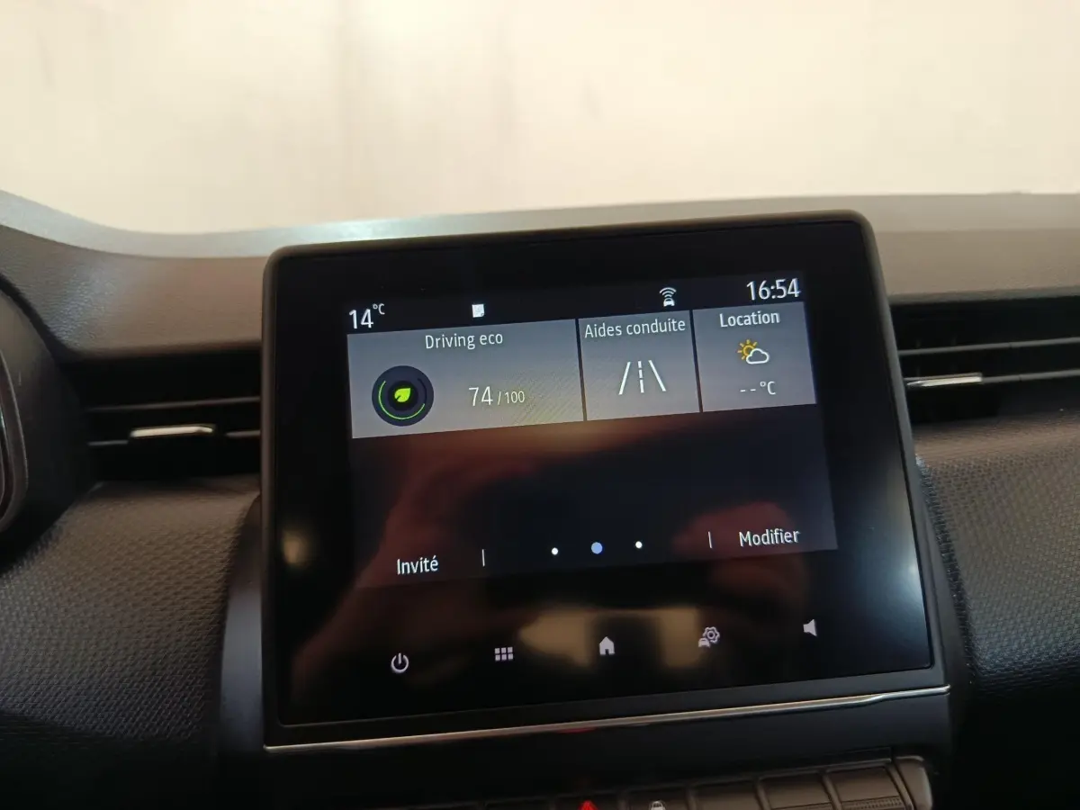 Écran tactile central affichant les aides à la conduite dans l'habitacle d'une Renault Clio Business blanche.