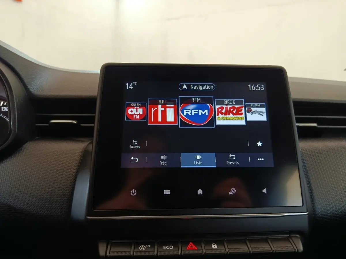 Écran tactile central du tableau de bord de la Renault Clio Business Blue dCi 100, affichant les stations radio.