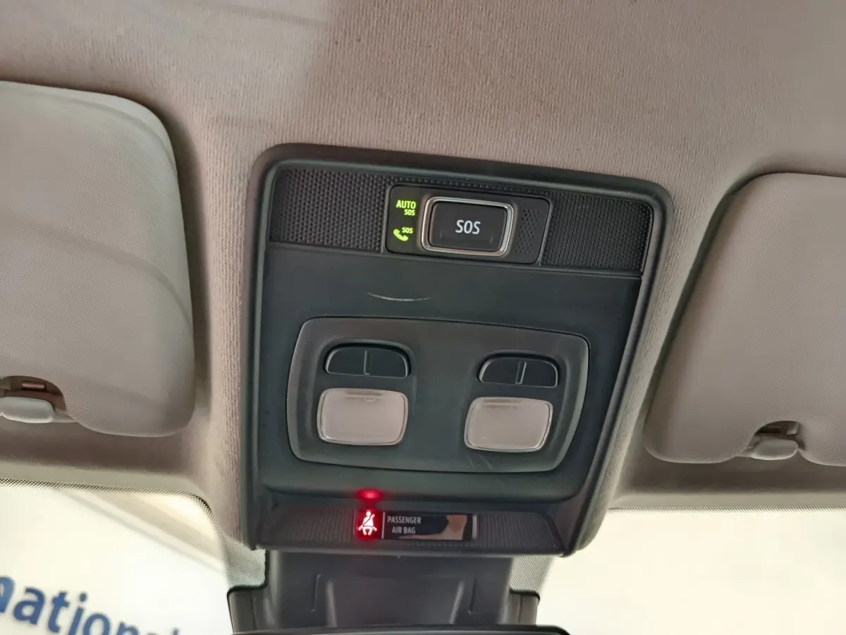 Plafonnier intérieur avec bouton SOS et éclairages, vue du toit d'une Renault Clio blanche Business Blue dCi 2022.