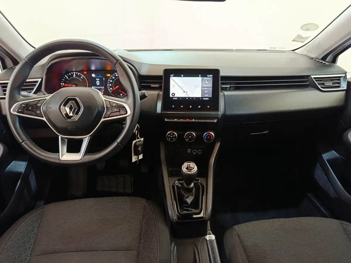 Vue intérieure avant de la Renault Clio Business Blue dCi 100 2022, volant cuir multifonctions et écran tactile central.