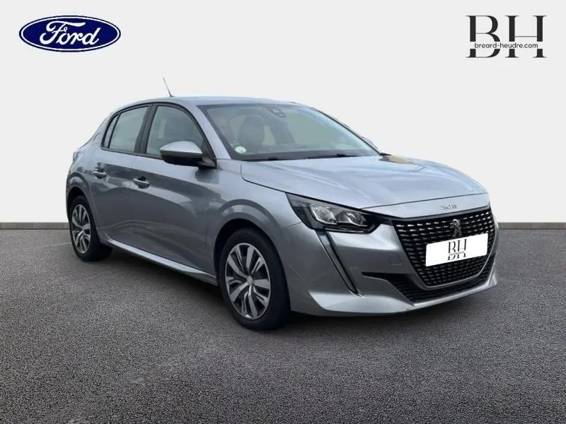 Vue 3/4 avant gauche d'une Peugeot 208 gris Artense avec calandre noire distinctive et jantes alliage.