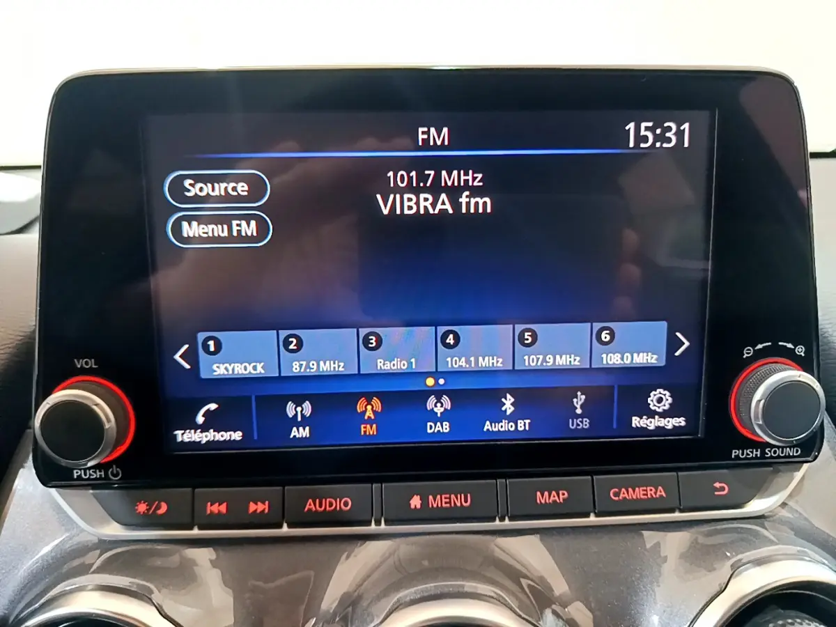 Écran tactile central du tableau de bord du Nissan Juke Hybrid 2023 affichant la radio FM à 15h31.