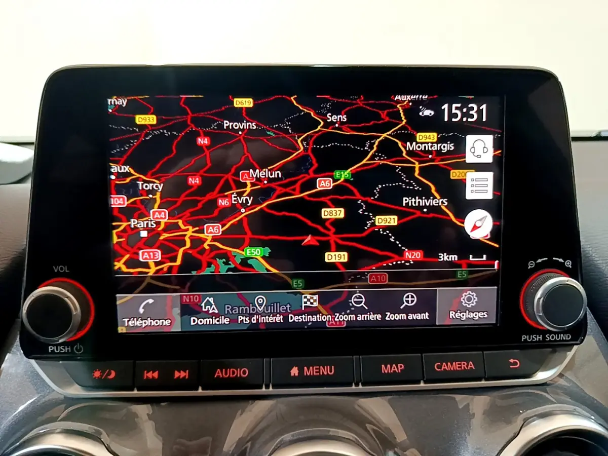 Écran tactile central 20,3 cm du Nissan Juke Hybrid 143 Business+ 2023 affichant une carte de navigation détaillée.