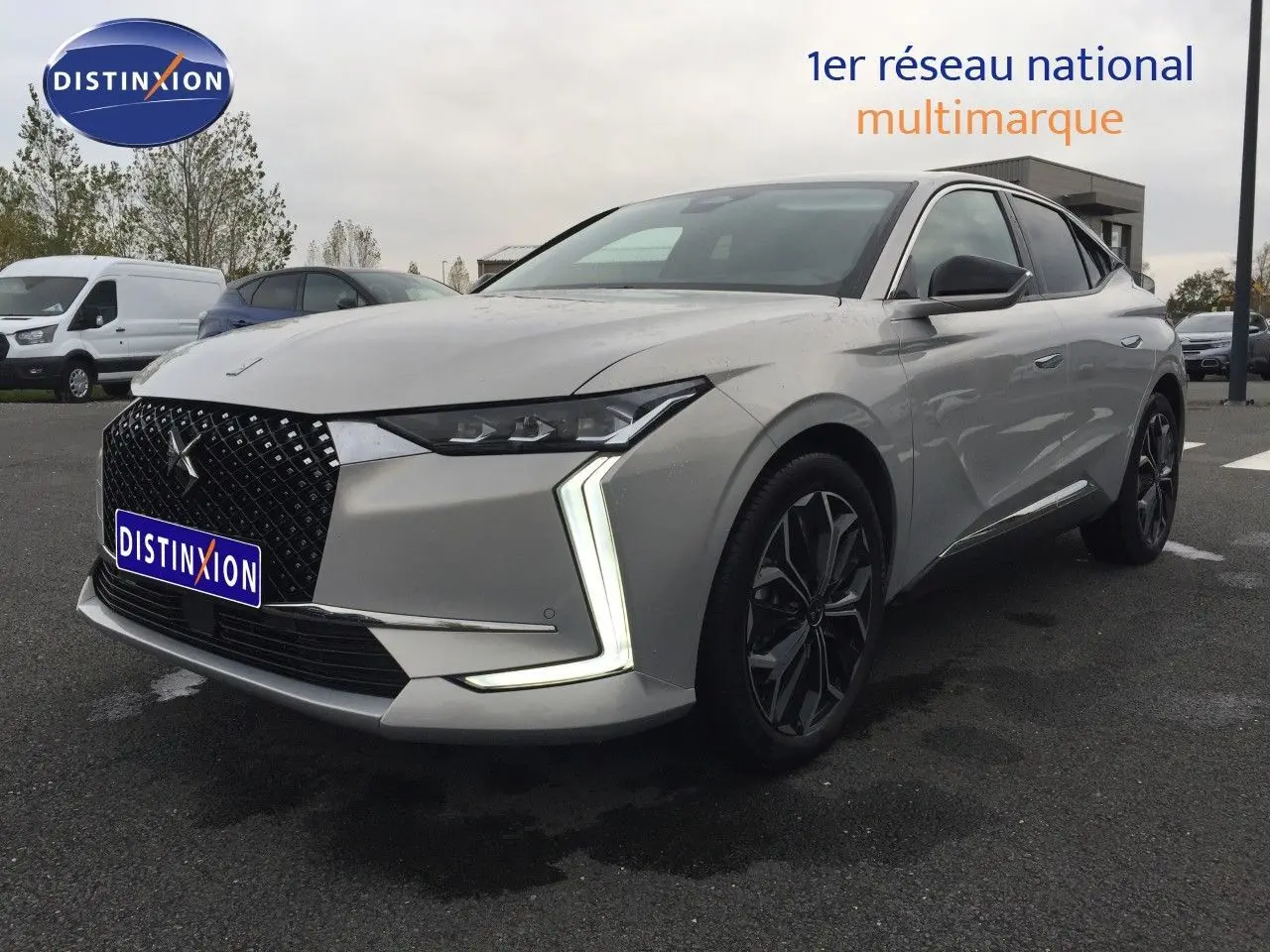 DS4 HDI 130 EAT8 Rivoli couleur Eph Crystal vue 3/4 avant avec signature lumineuse LED en forme de L.