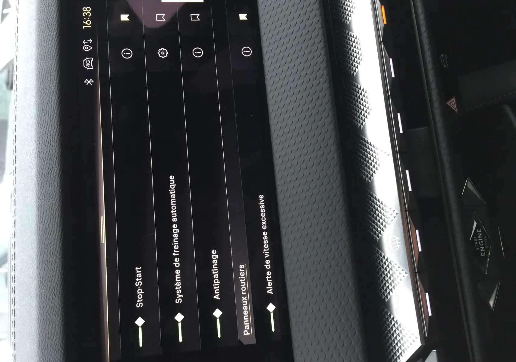 Écran tactile central affichant les aides à la conduite dans l'habitacle du DS4 Eph Crystal 2024.