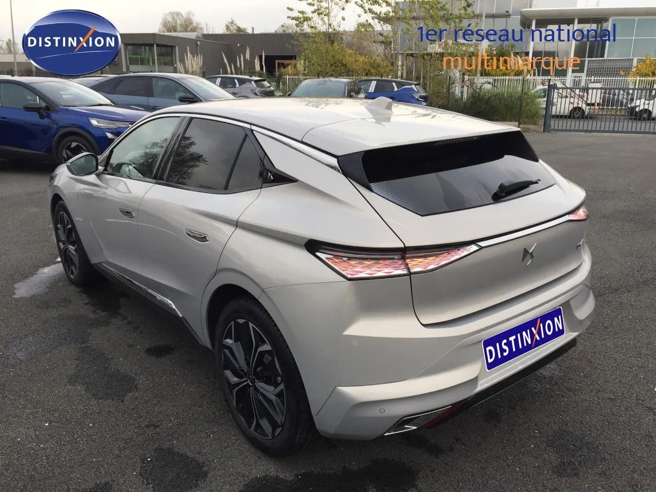 Vue 3/4 arrière droite d'une DS4 2024 Eph Chrystal avec feux arrière LED et jantes alliage noires.