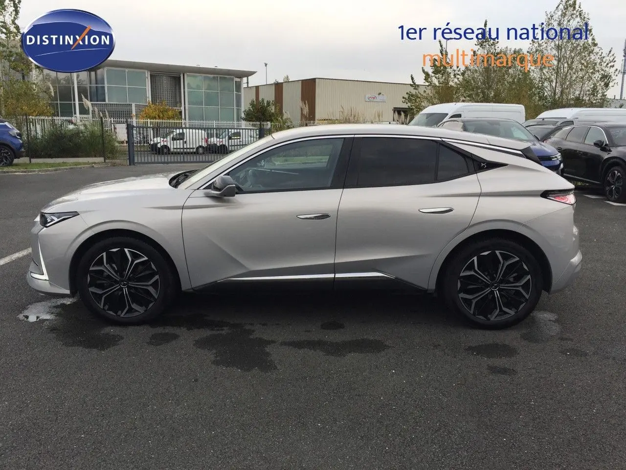 Profil côté gauche d'une DS4 2024 couleur Eph Crystal, soulignant ses lignes sculptées et ses jantes noires élégantes.