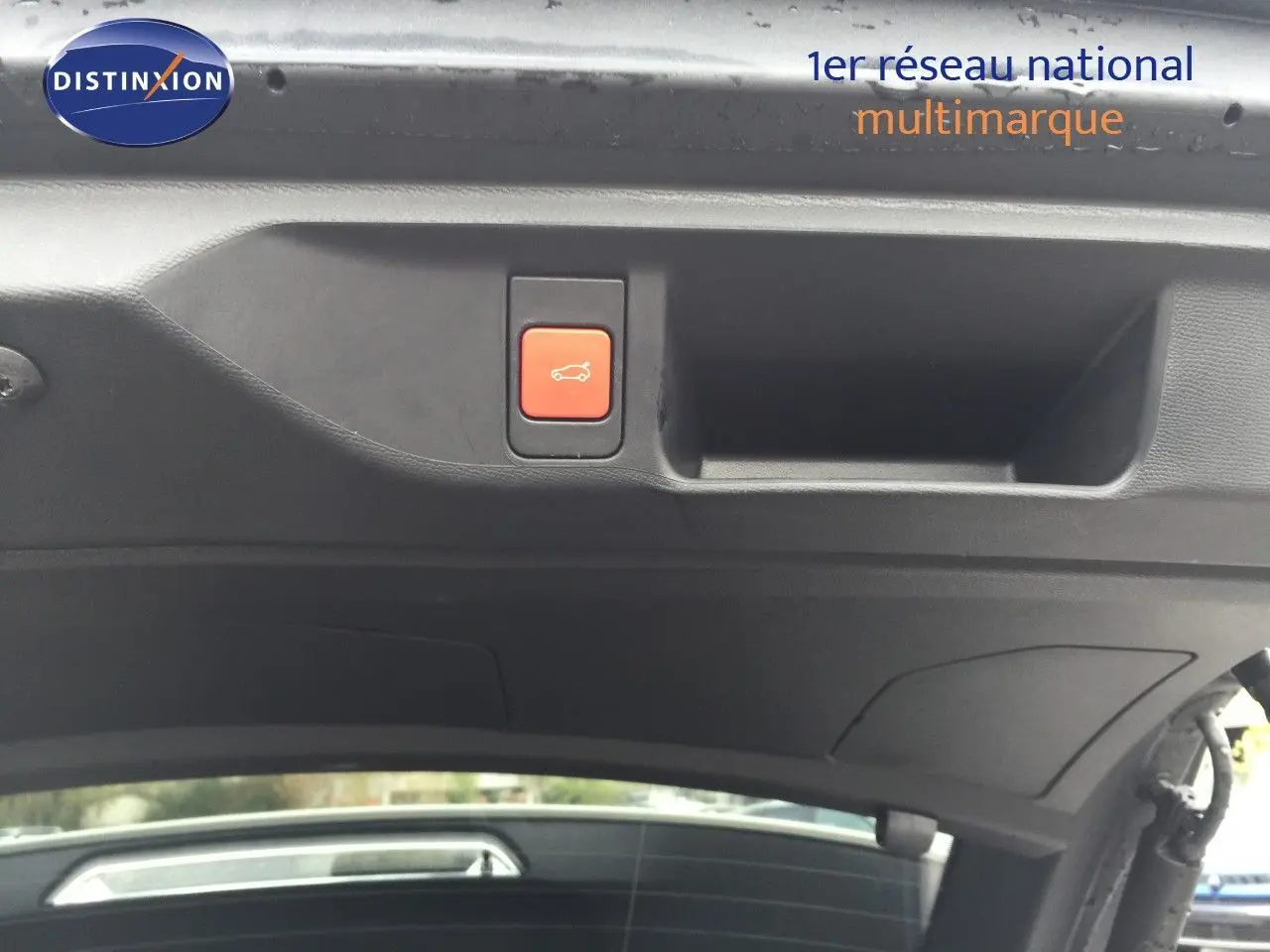 Bouton d'ouverture de coffre rouge sur la partie intérieure du hayon d'un DS4 2024 couleur Eph Crystal.