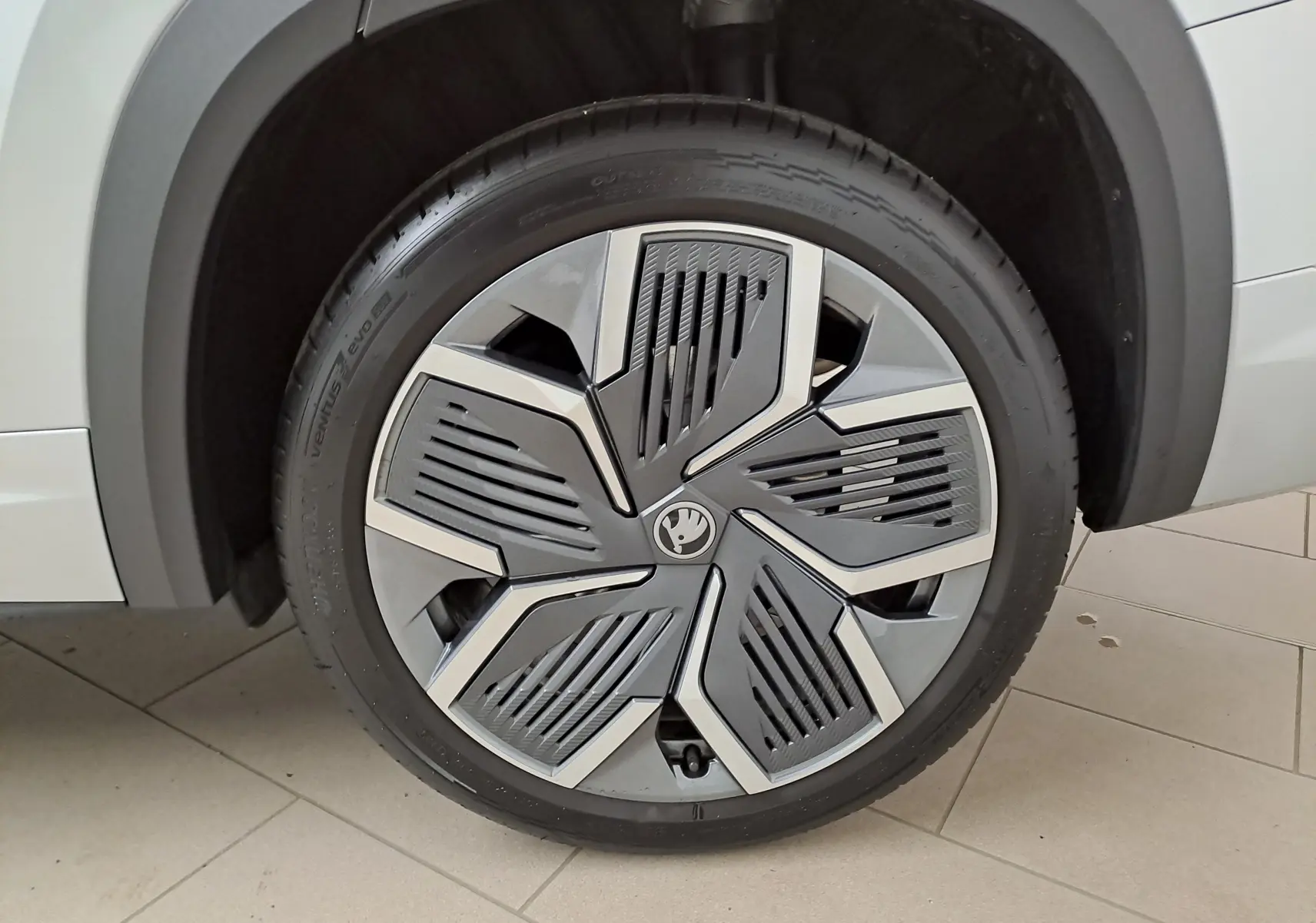 Gros plan sur la jante alliage 20'' Rila anthracite et gris argent du côté gauche d'un Skoda Kodiaq gris argent 2025.