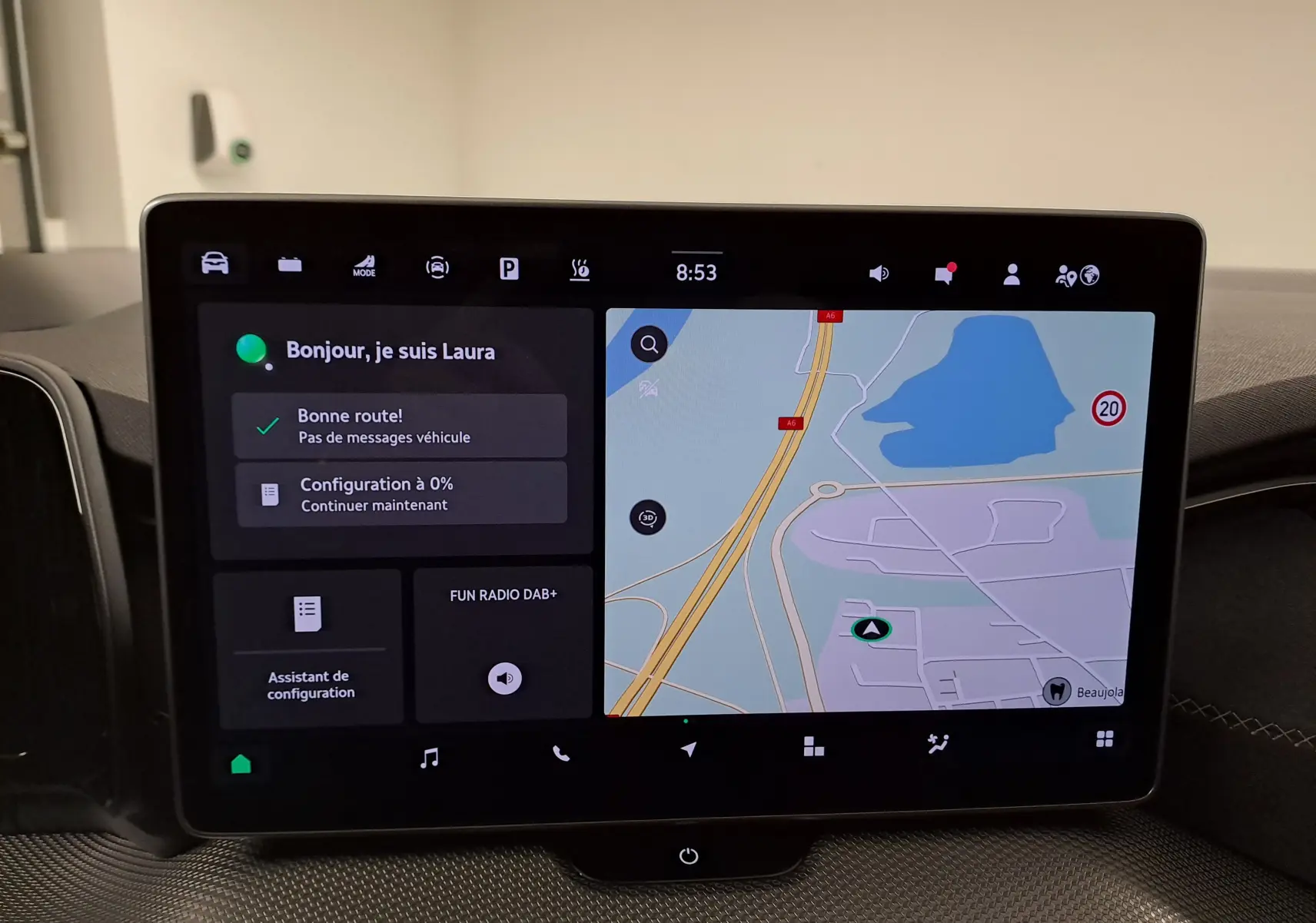 Écran tactile central du Skoda Kodiaq 2025 affichant navigation et assistant vocal "Laura" en intérieur noir.