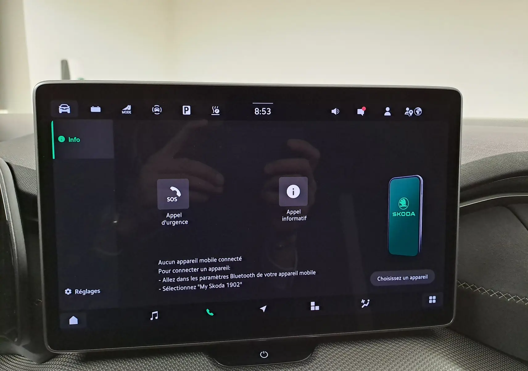 Écran tactile central du Skoda Kodiaq 2025 affichant les options d'appel d'urgence et connectivité Bluetooth.
