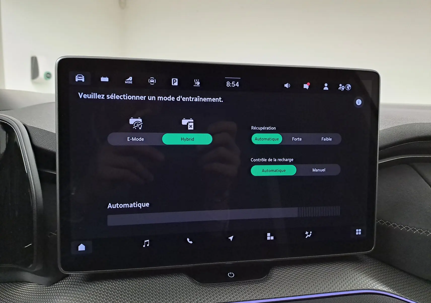 Écran tactile central du Skoda Kodiaq 2025 affichant les modes de conduite hybride, intérieur gris avec finition moderne.