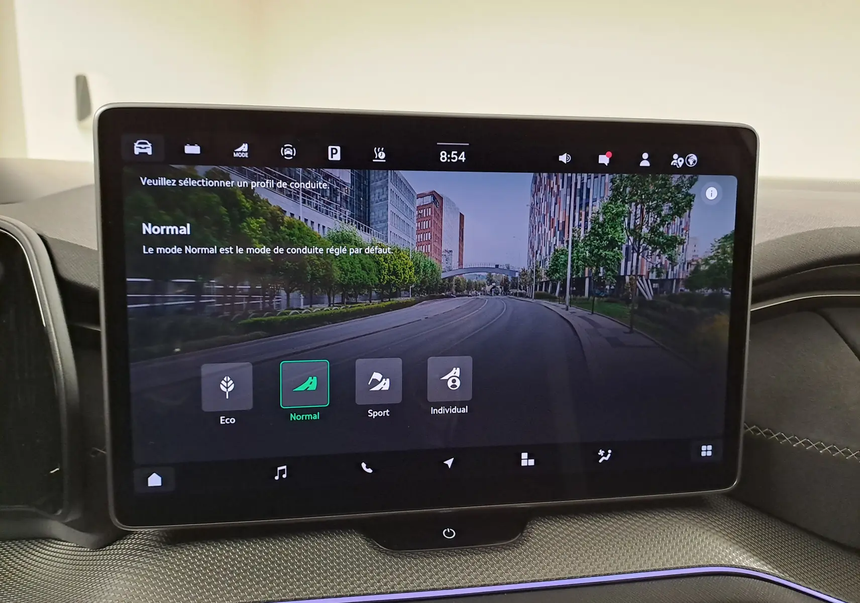 Écran tactile central affichant les modes de conduite dans l'habitacle du Skoda Kodiaq gris argent, vue de face.
