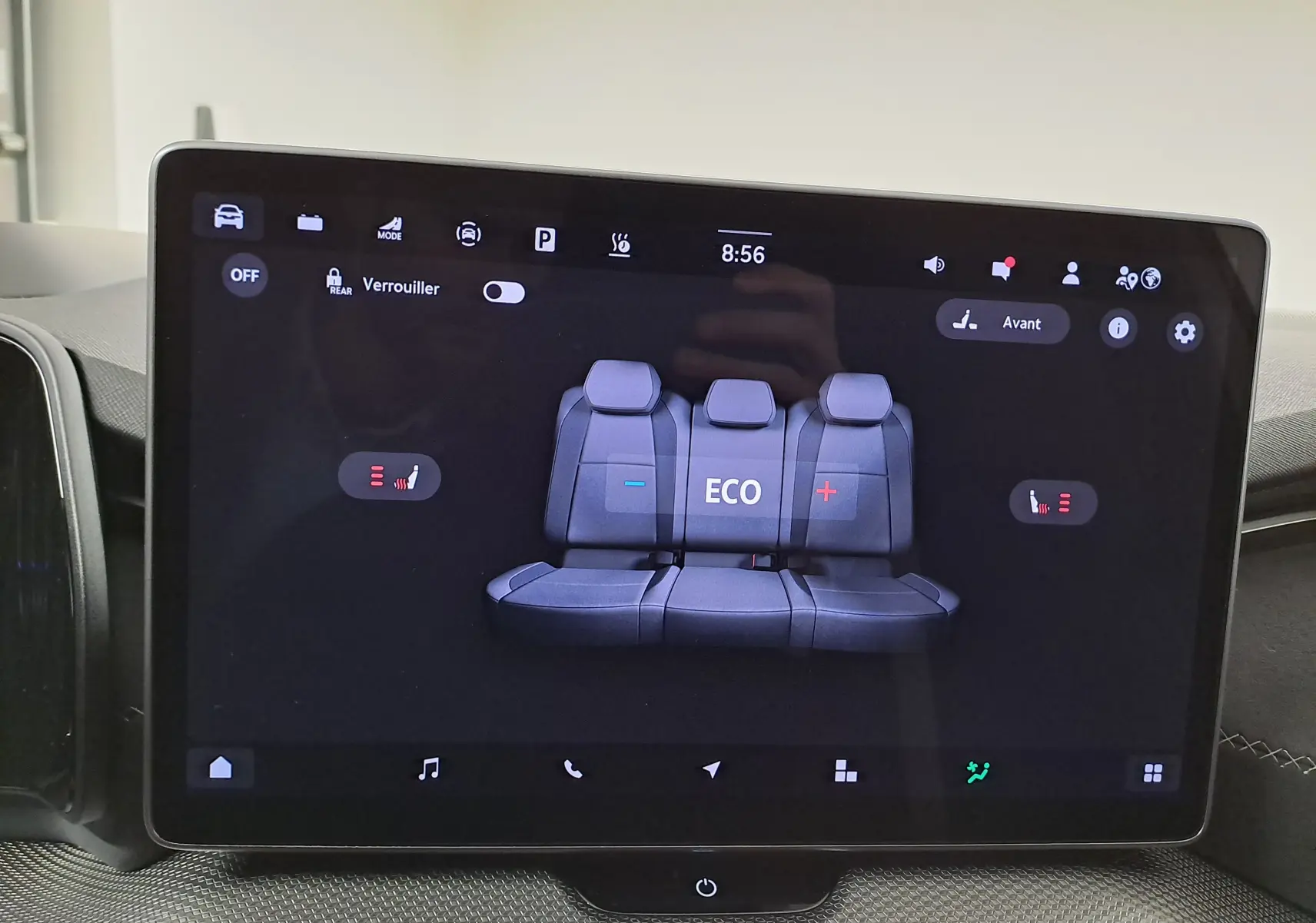 Écran tactile intérieur du Skoda Kodiaq 2025 affichant le réglage des sièges chauffants avant en vue frontale.