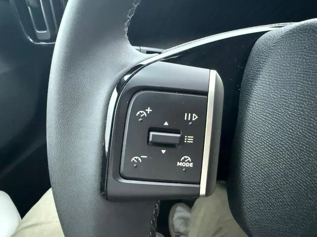 Gros plan sur les commandes noires du volant côté gauche d'une Citroën C3 gris 2025 Turbo 100 ch BVM6 Max.
