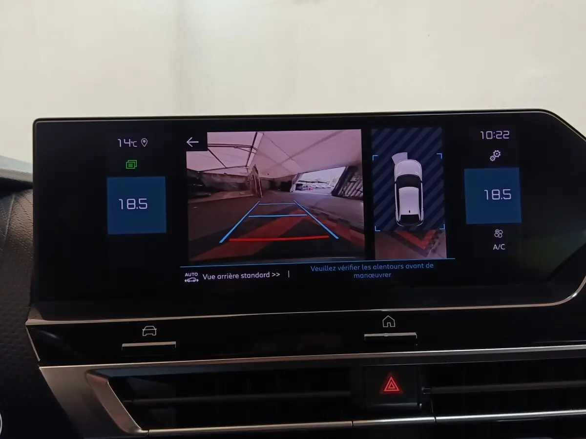 Écran tactile intérieur de la Citroën C4 gris foncé montrant la caméra de recul et l’aide au stationnement arrière.