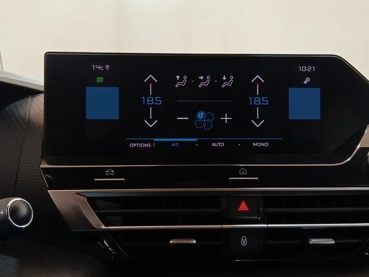 Écran tactile central affichant la climatisation digitale à 18,5°C dans l'habitacle d'une Citroën C4 2022.
