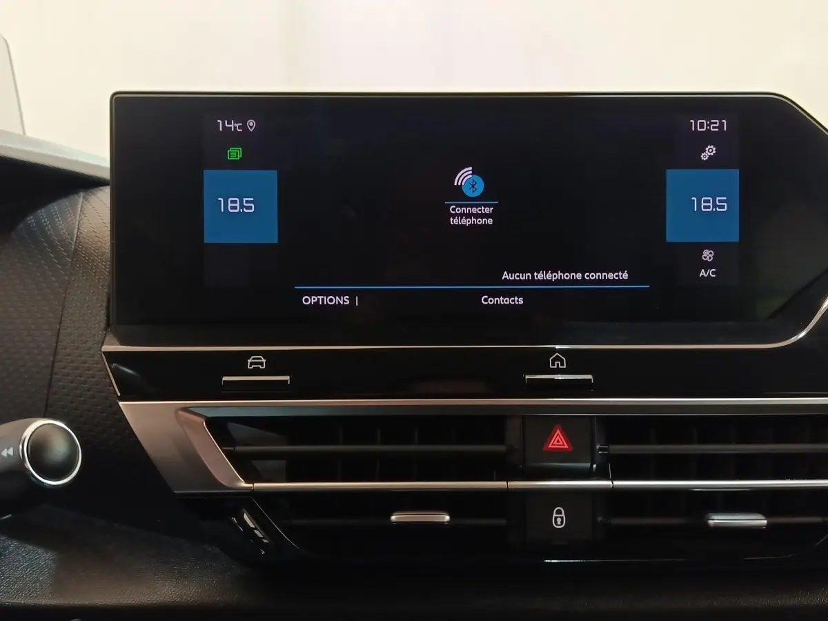 Vue intérieure centrée sur l'écran tactile 10 pouces du tableau de bord du Citroën C4 gris foncé 2022.