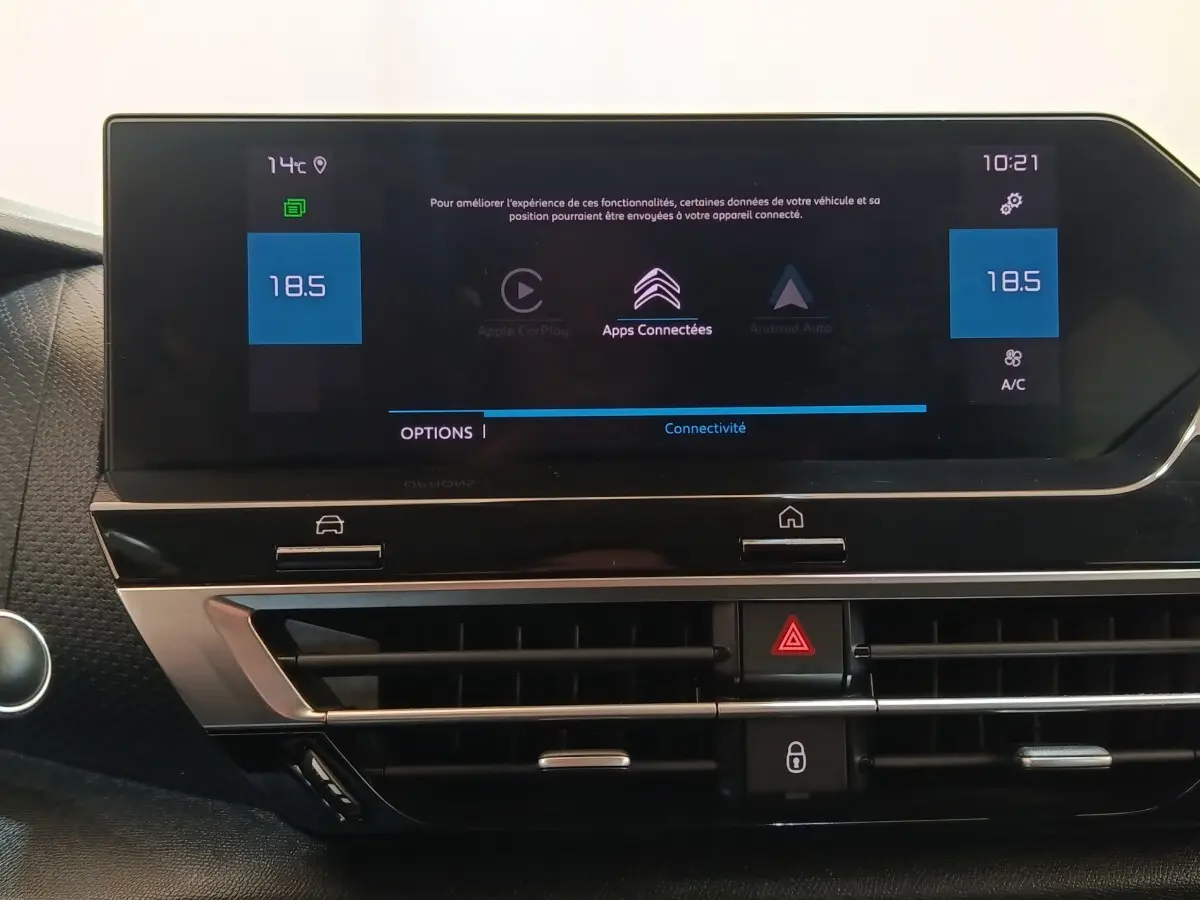 Écran tactile central du tableau de bord de la Citroën C4 2022, affichage connectivité et climatisation à 18,5°C.