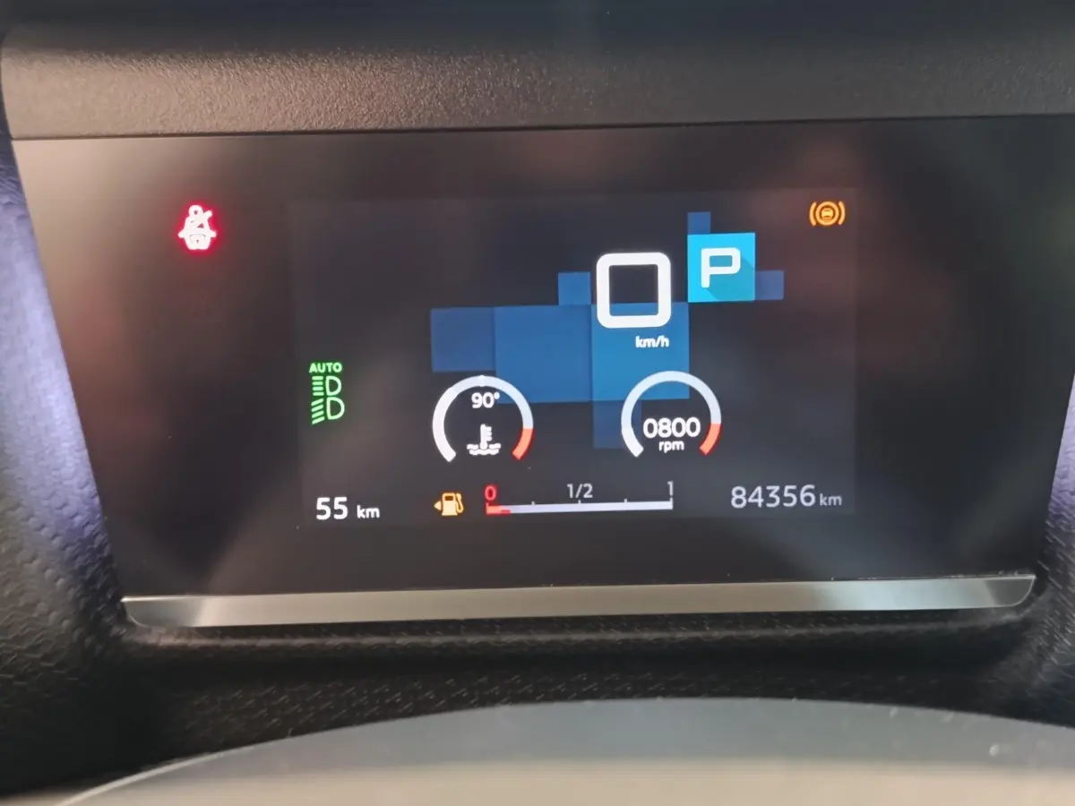 Affichage numérique du tableau de bord de la Citroën C4 gris foncé, montrant vitesse, régime et alertes.