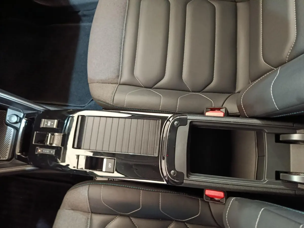 Vue rapprochée de la console centrale noire et des sièges gris foncé en cuir de la Citroën C4 2022.