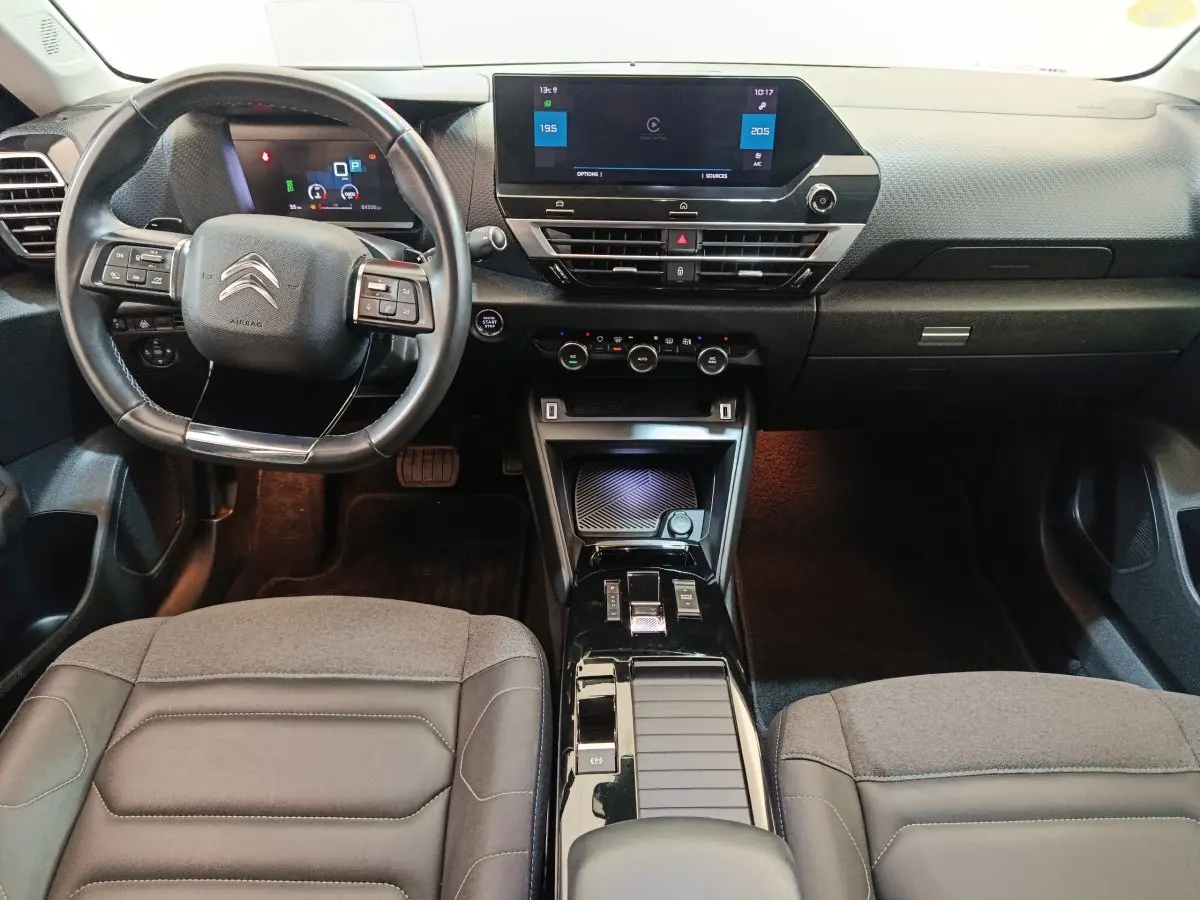 Vue intérieure avant centrée du tableau de bord et volant cuir noir de la Citroën C4 2022 avec écran tactile 10 pouces.