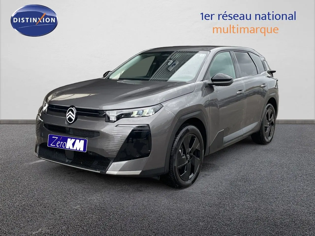 Citroën C5 Aircross Hybrid gris platinium en 3/4 avant droit avec jantes noires et calandre moderne.