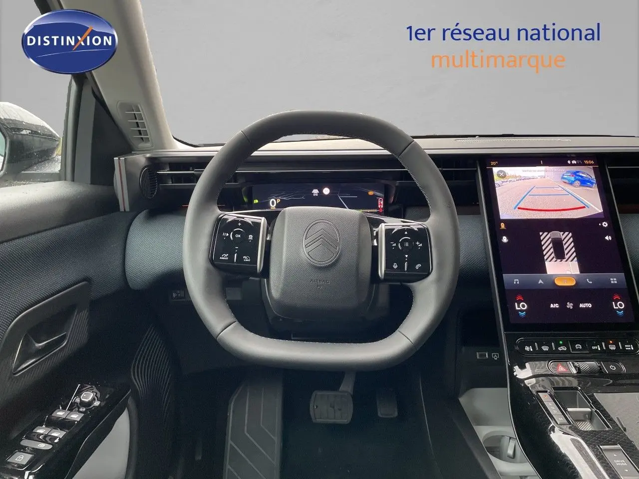 Vue intérieure centrée sur le volant et tableau de bord numérique du Citroën C5 Aircross Hybrid gris platinium 2026.