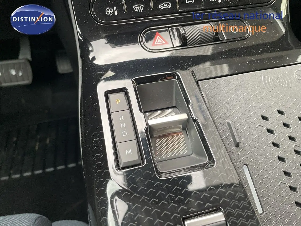Gros plan sur la console centrale noire brillante du Citroën C5 Aircross Hybrid 2026 avec levier de vitesses électronique.