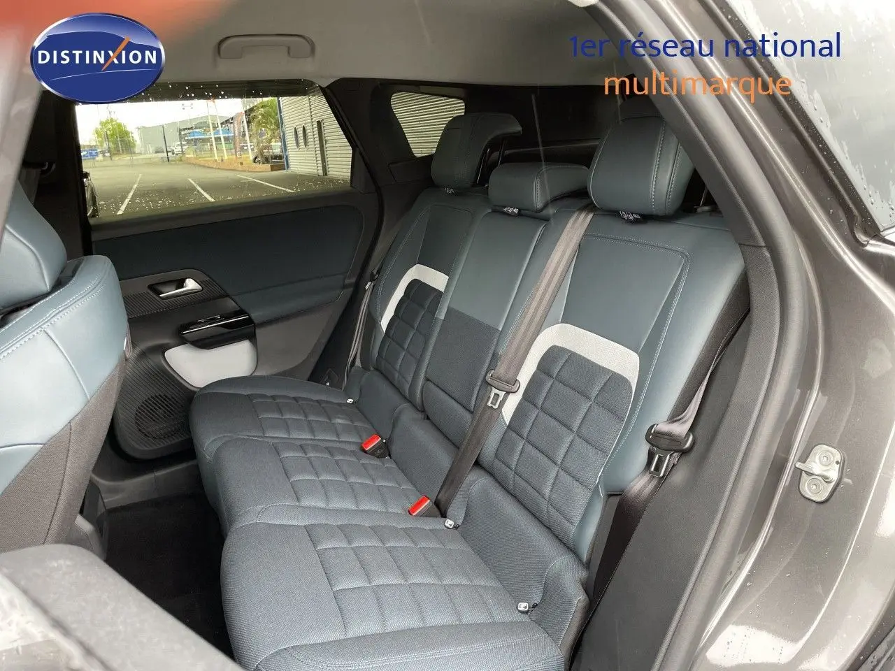 Vue intérieure côté droit des sièges arrière du Citroën C5 Aircross Hybrid gris platinium, avec sellerie tissu et cuir bicolore.