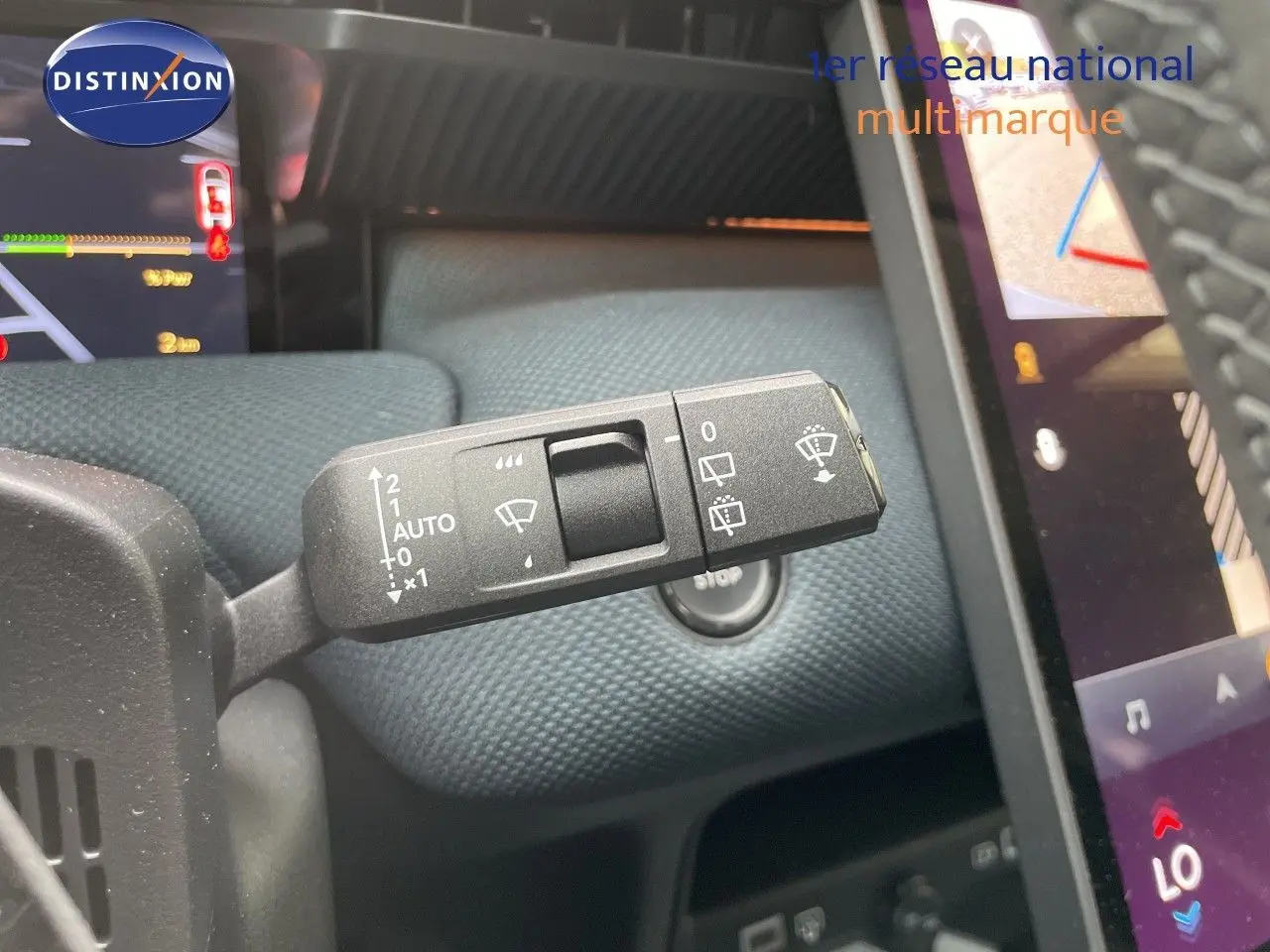 Gros plan sur la commande d’essuie-glace dans l’habitacle du Citroën C5 Aircross gris platinium, avec écran tactile visible.