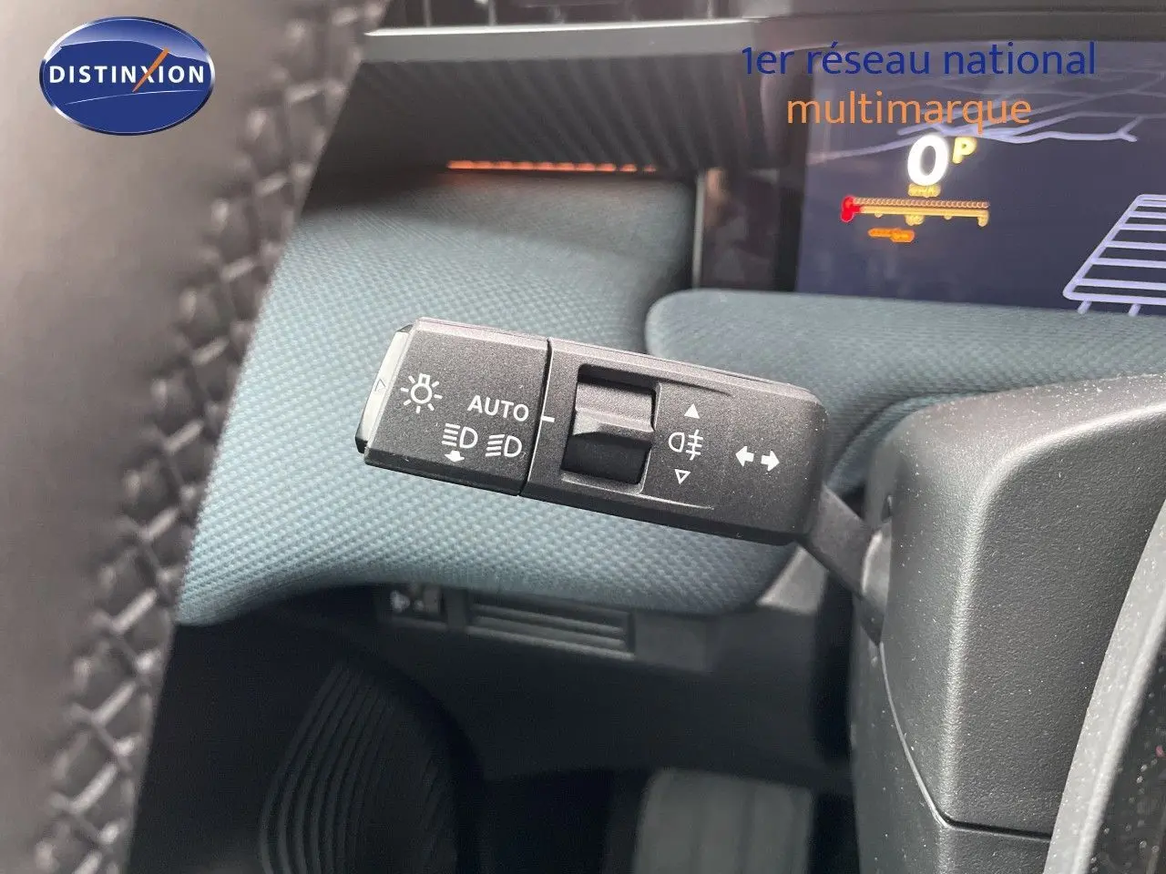 Gros plan sur la commande des feux automatique et clignotants dans l’habitacle du Citroën C5 Aircross gris platinium 2026.