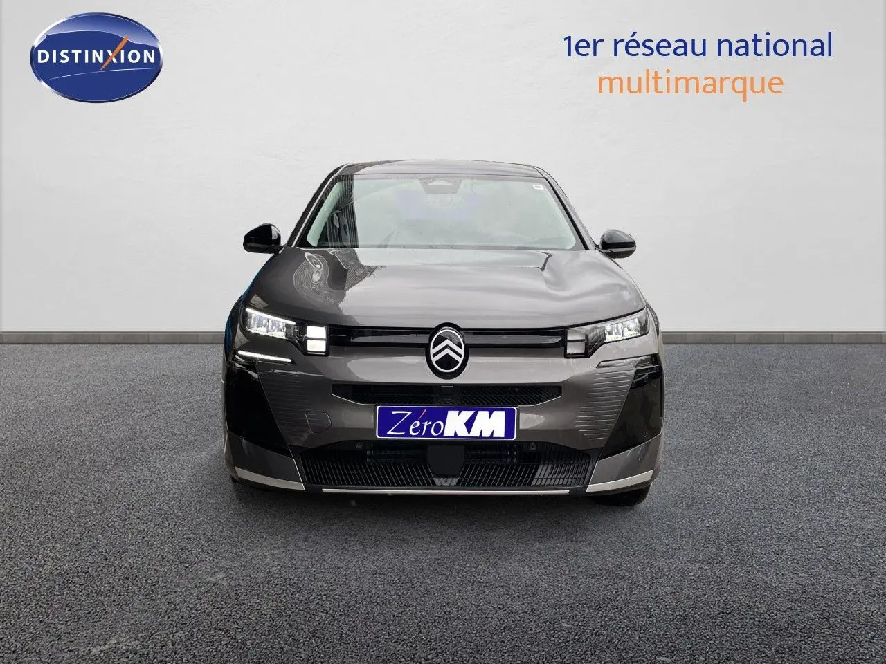 Vue frontale d'une Citroën C5 Aircross Hybrid gris platinium métal avec calandre moderne et phares LED distinctifs.
