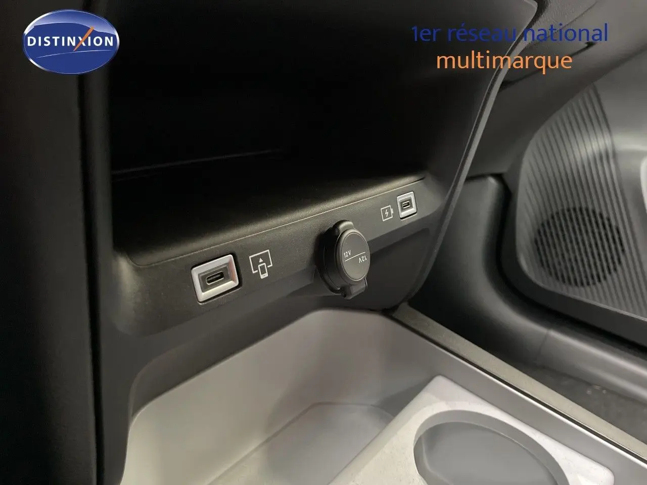 Prise USB et allume-cigare 12V au centre, intérieur noir du Citroën C5 Aircross Hybrid 2026, vue côté passager.