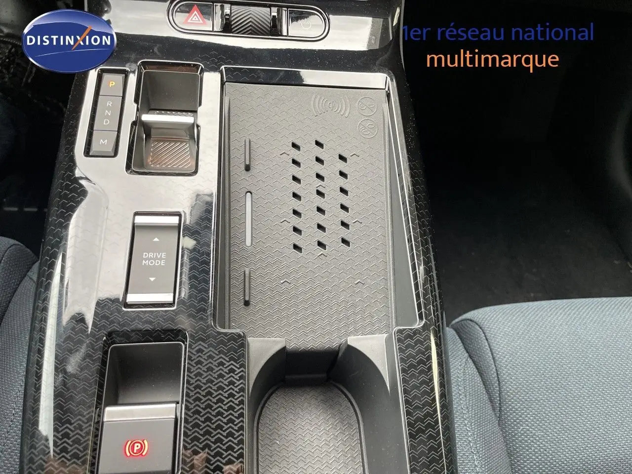 Vue rapprochée de la console centrale noire brillante du Citroën C5 Aircross Hybrid 2026 avec commandes de boîte auto et espace de rangement.