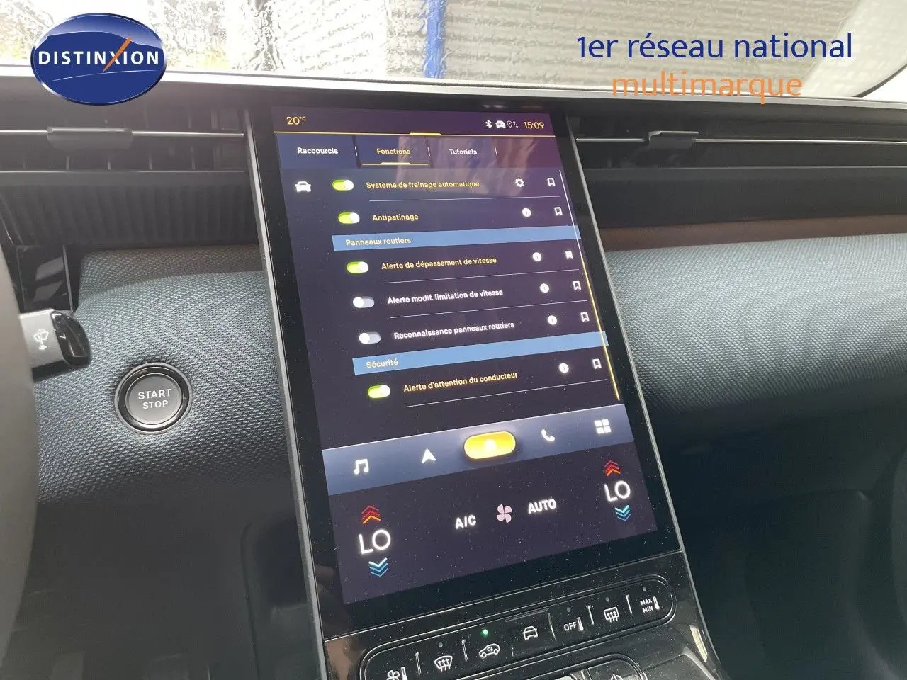 Vue intérieure centrée sur l’écran tactile vertical du tableau de bord du Citroën C5 Aircross Hybrid 2026.