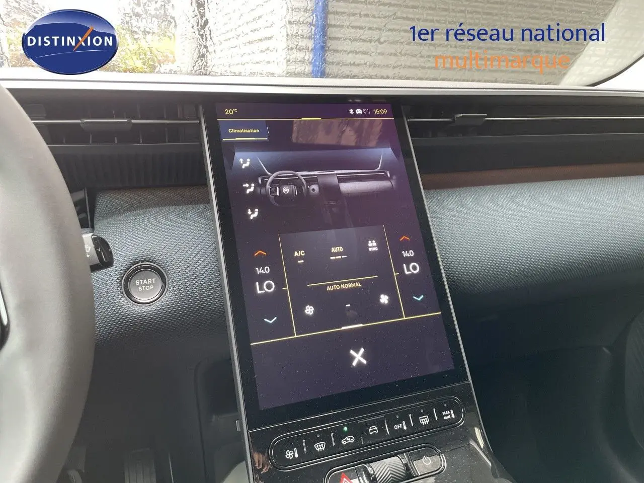 Vue rapprochée de la console centrale tactile du Citroën C5 Aircross gris platinium, avec bouton Start/Stop visible à gauche.