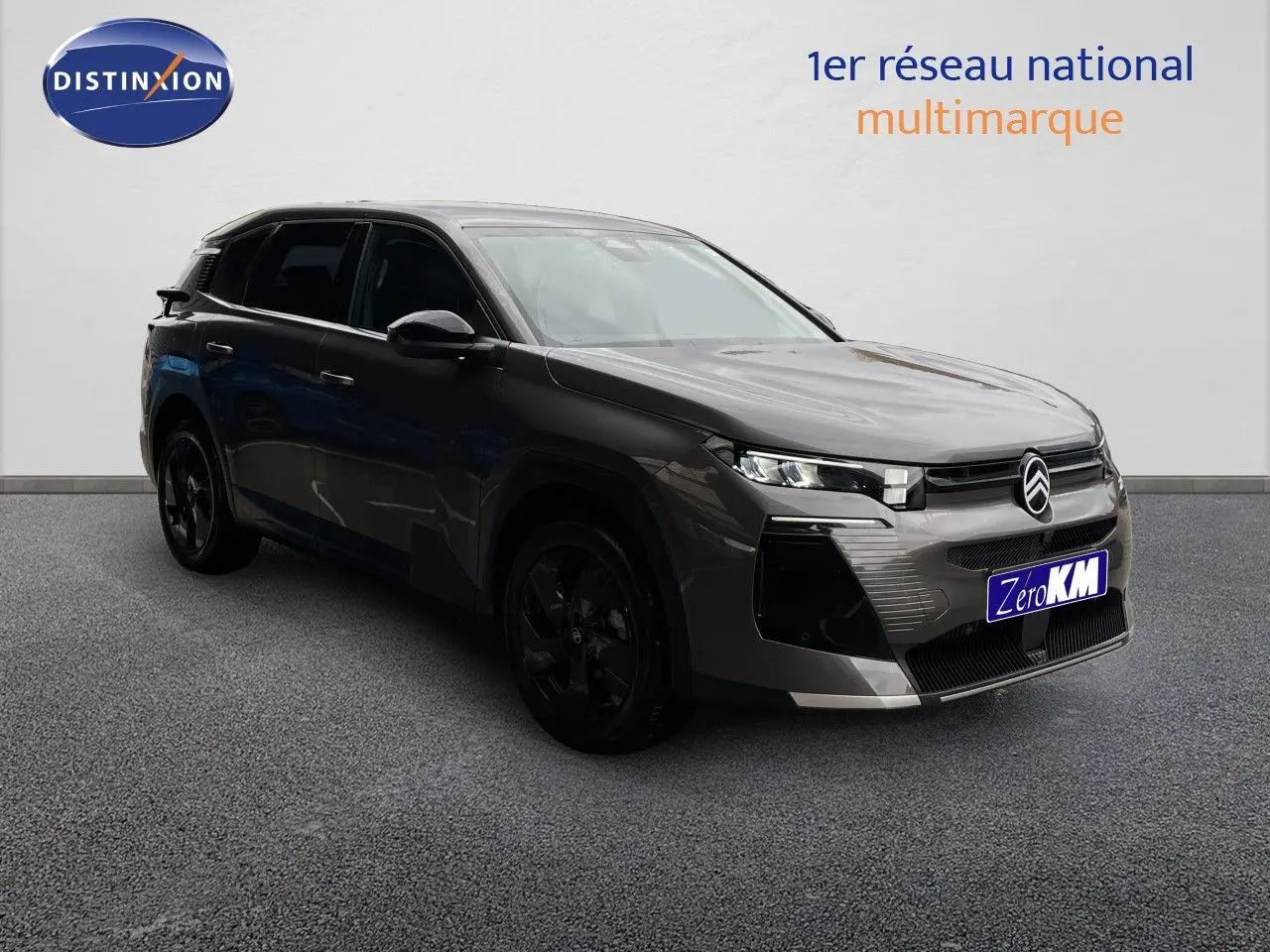 Citroën C5 Aircross Hybrid gris platinium métal en 3/4 avant droit avec jantes noires et calandre distinctive.
