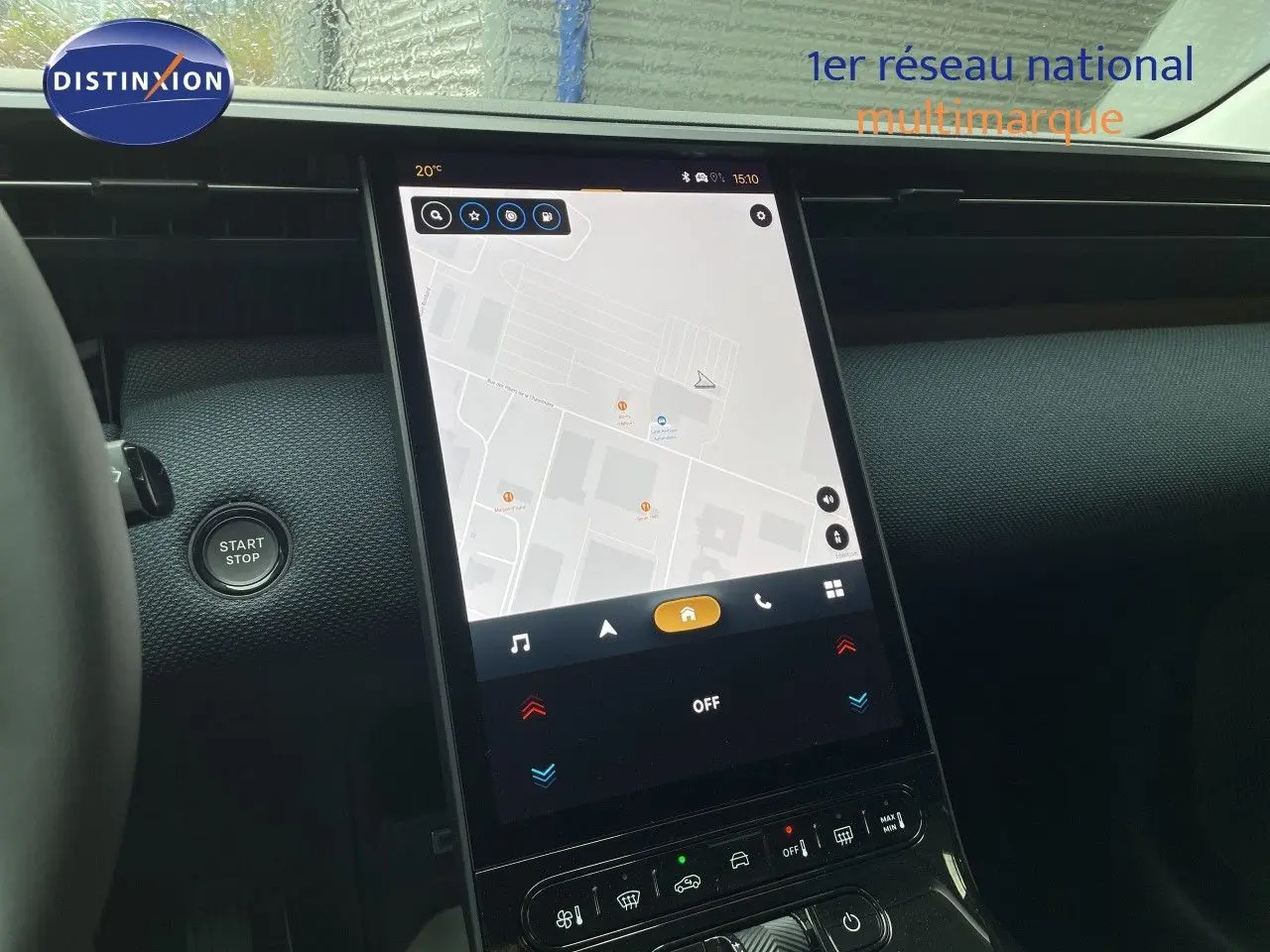 Vue intérieure du tableau de bord du Citroën C5 Aircross gris platinium, avec écran tactile central affichant la navigation.