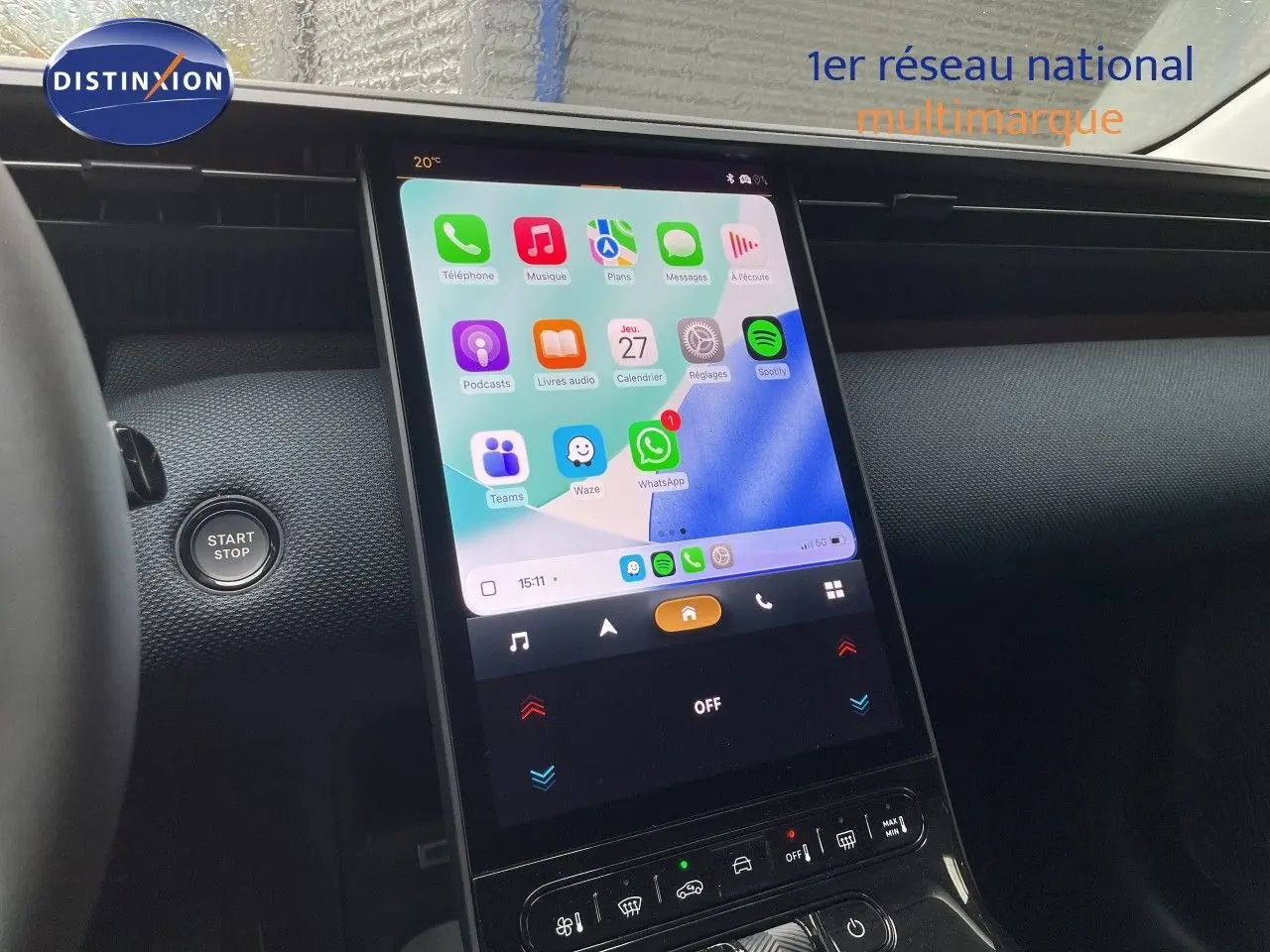 Gros plan sur l’écran tactile central du Citroën C5 Aircross Hybrid 2026 avec tableau de bord noir texturé.