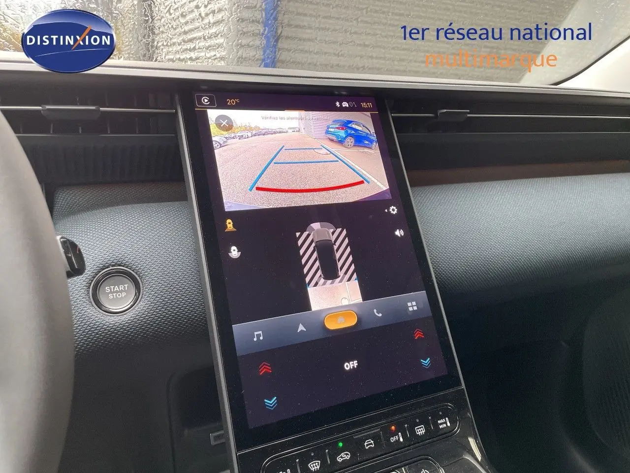 Vue rapprochée de l’écran central tactile du Citroën C5 Aircross gris platinium, affichant la caméra de recul en marche.