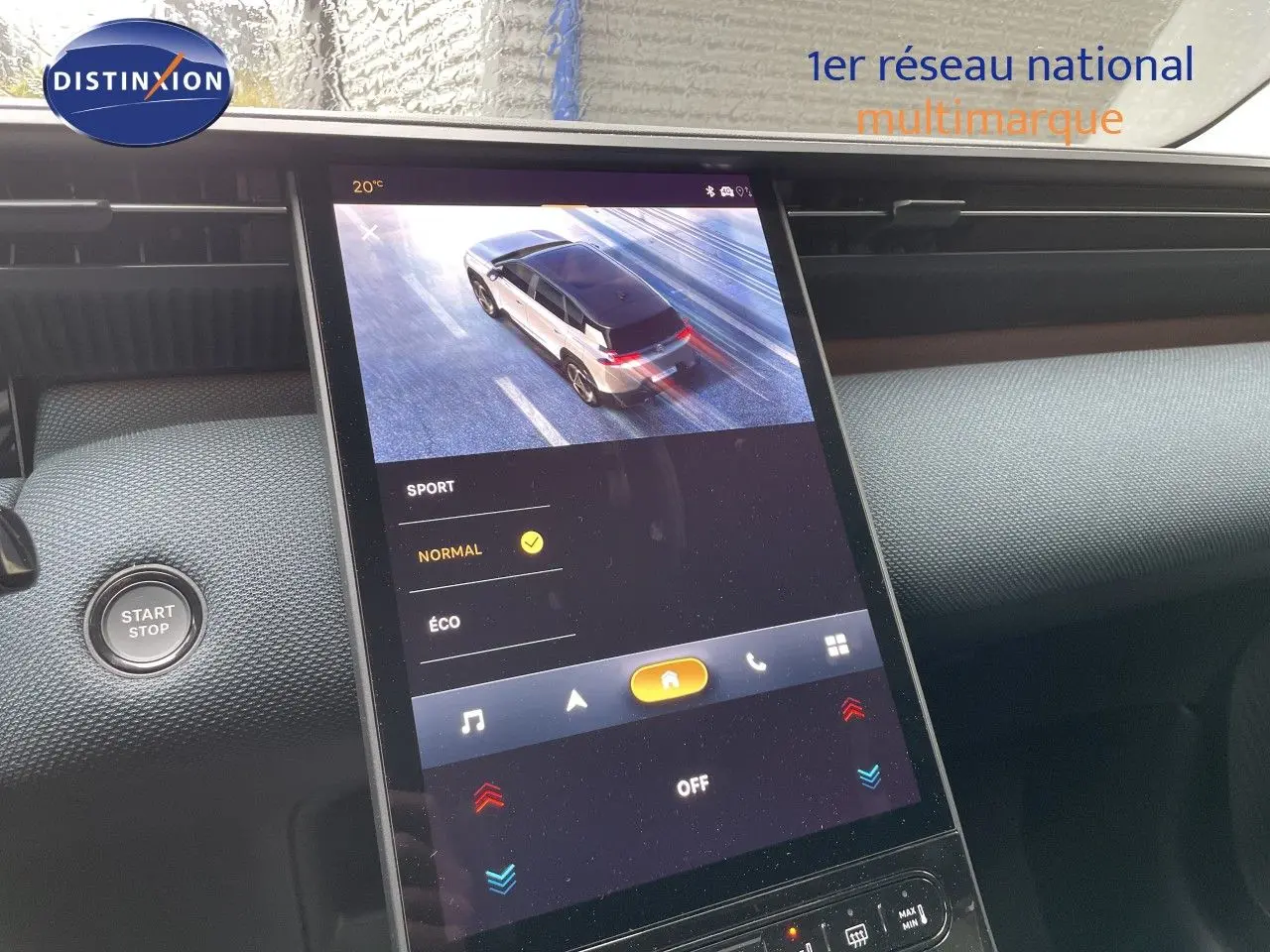 Vue rapprochée de l’écran tactile central du Citroën C5 Aircross gris platinium, affichant les modes de conduite.