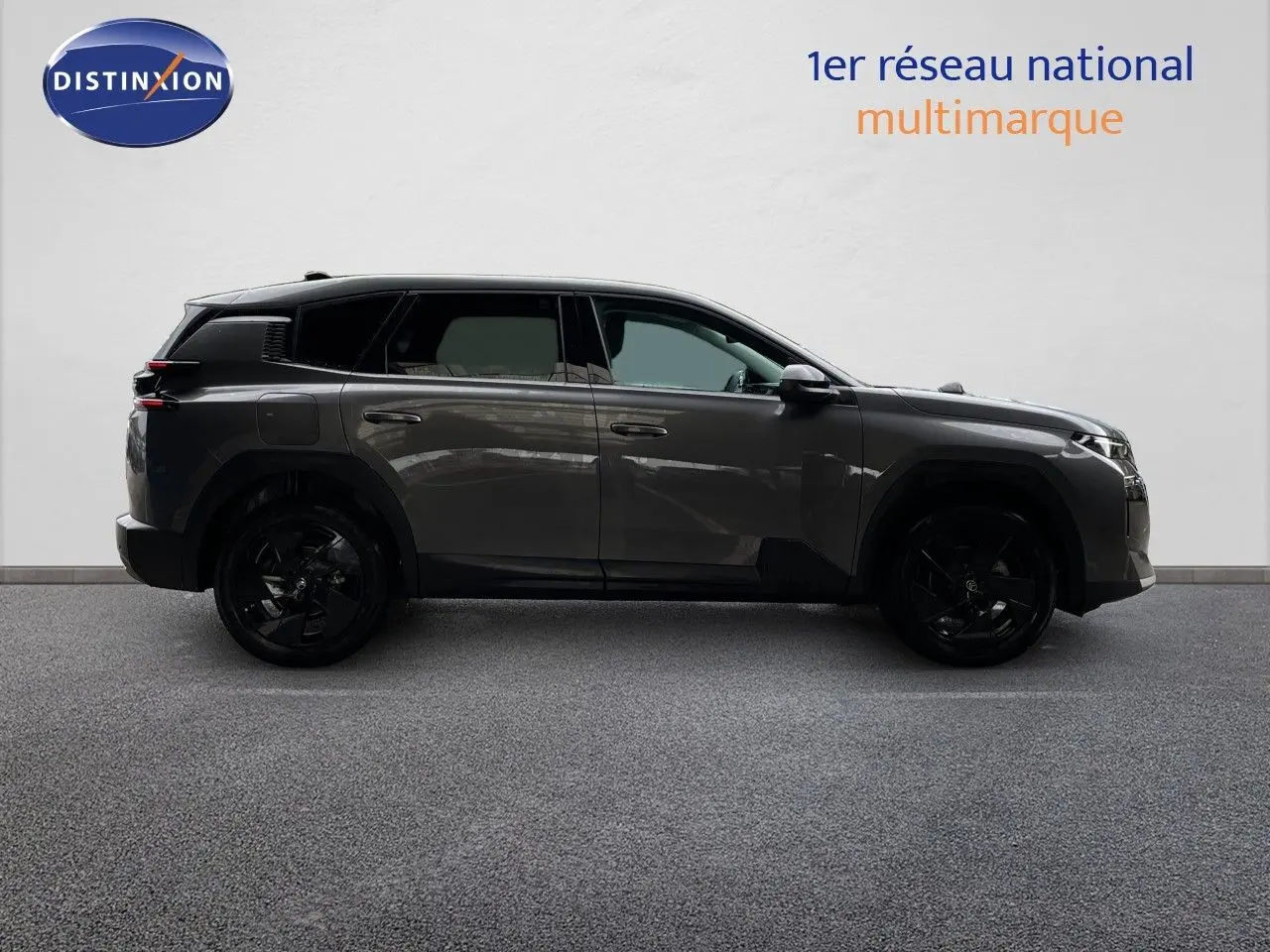 Profil droit du Citroën C5 Aircross Hybrid gris platinium métallisé avec jantes noires et toit noir.