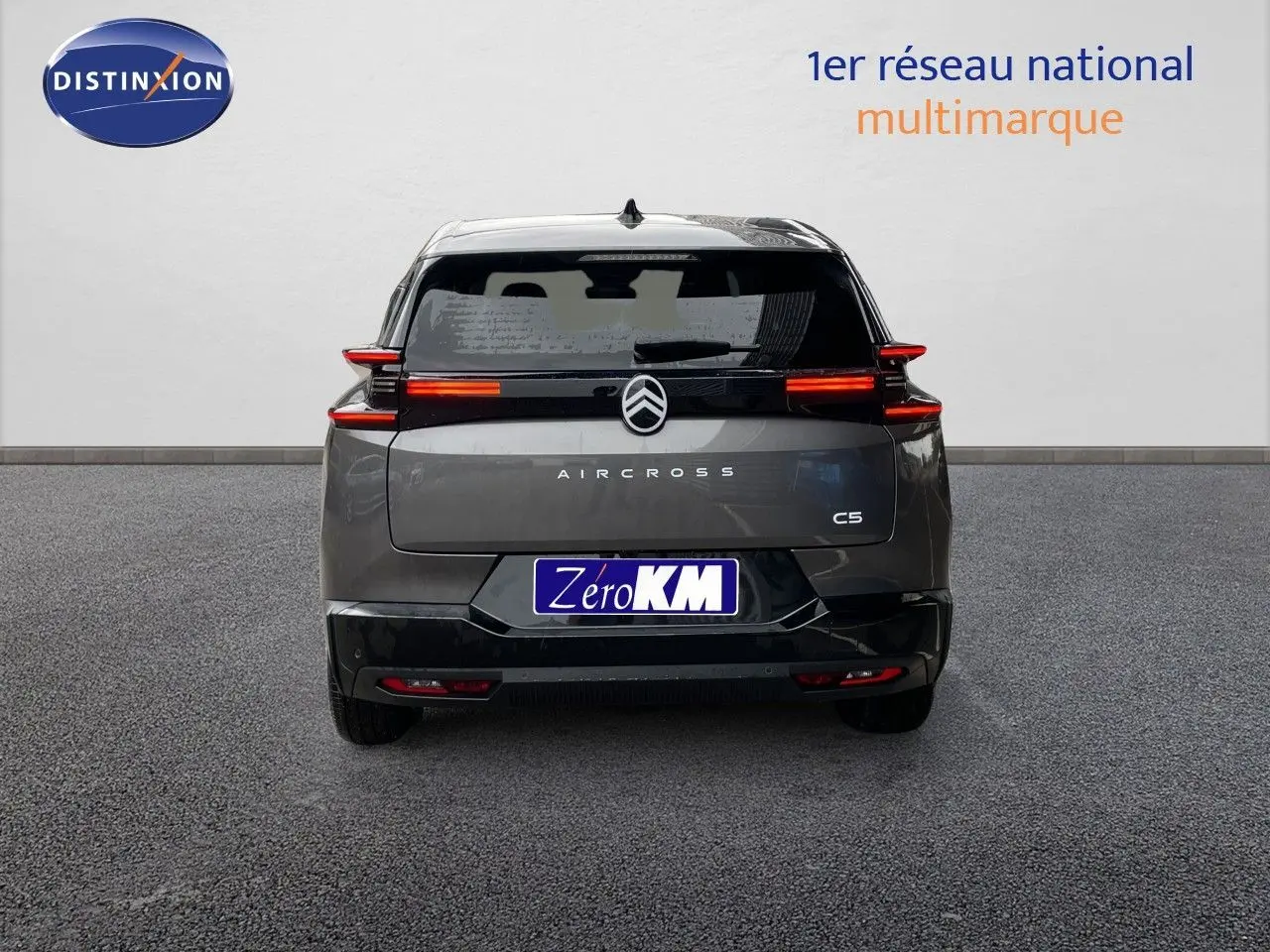 Vue arrière d'une Citroën C5 Aircross gris platinium métallisé avec feux LED horizontaux allumés.