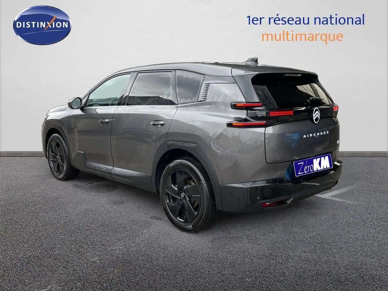 Vue 3/4 arrière droite du Citroën C5 Aircross Hybrid gris platinium métal avec jantes noires et feux LED horizontaux.