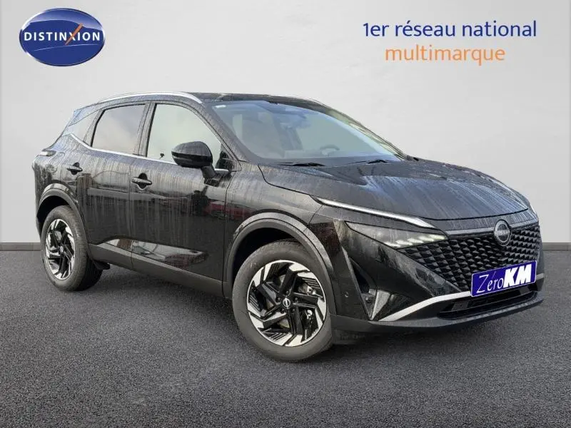Nissan Qashqai Hybrid e-POWER 205ch N-Connecta noir en 3/4 avant droit avec calandre et jantes distinctives.